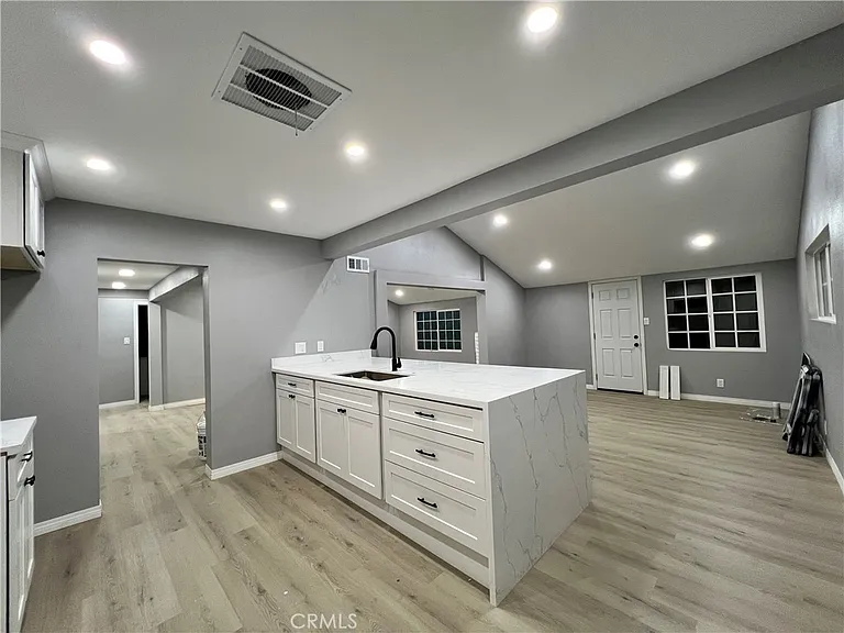 5651 Radford Ave — Photo 16