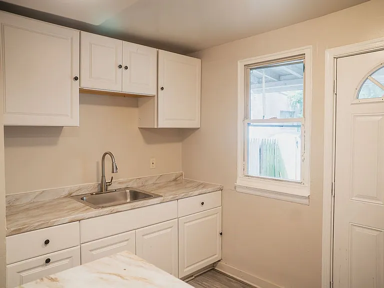 425 W Gordon St — Photo 16