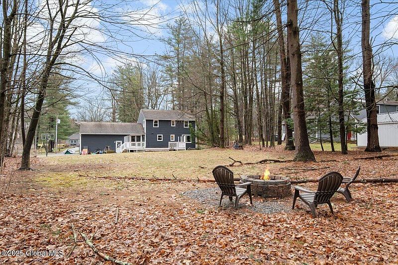 3rd image of 50 Fieldstone Drive