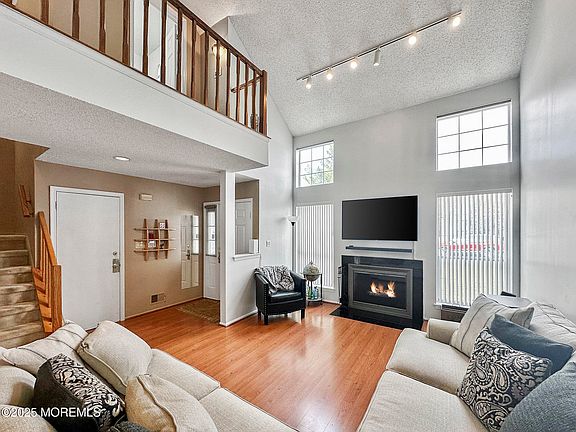 3rd image of 250 Daffodil Drive