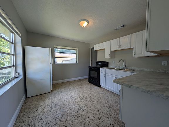 4th image of 214 Fairlane Ave