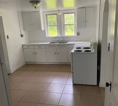 3rd image of 639 W 9th St