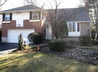 16 Andover Dr, Syosset, NY 11791