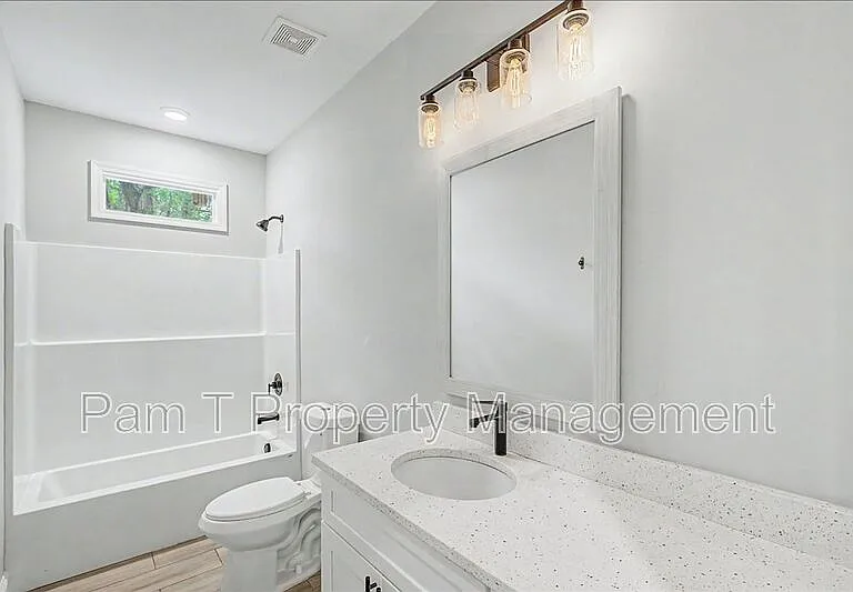 1019 W 35th St #B — Photo 12