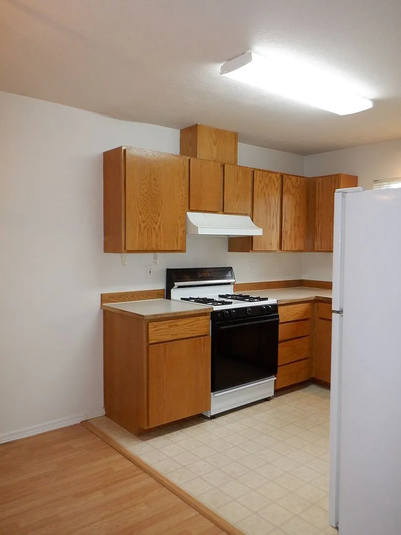 Single Level Two-Bedroom End Unit with Garage - NW Hemlock — Photo 3