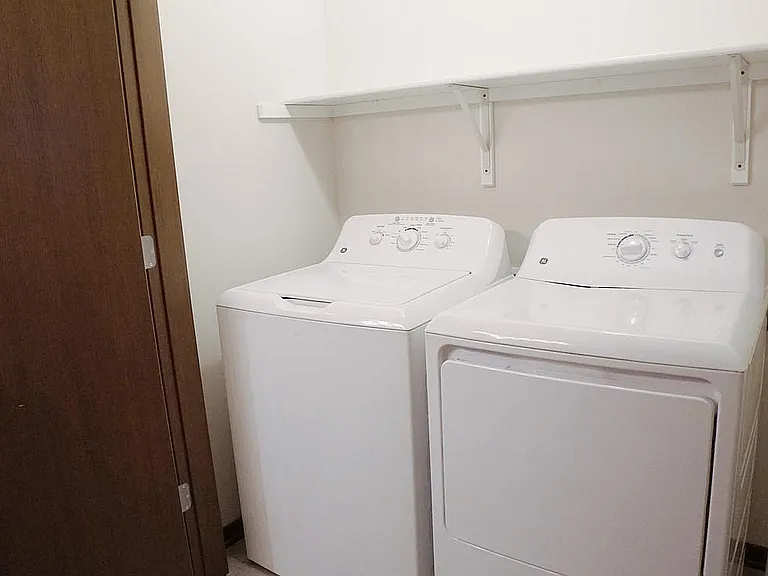10)esker-townhomes-residences-madison-laundry