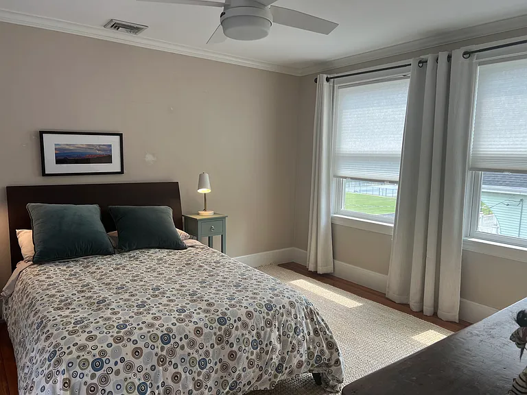 Middle bedroom