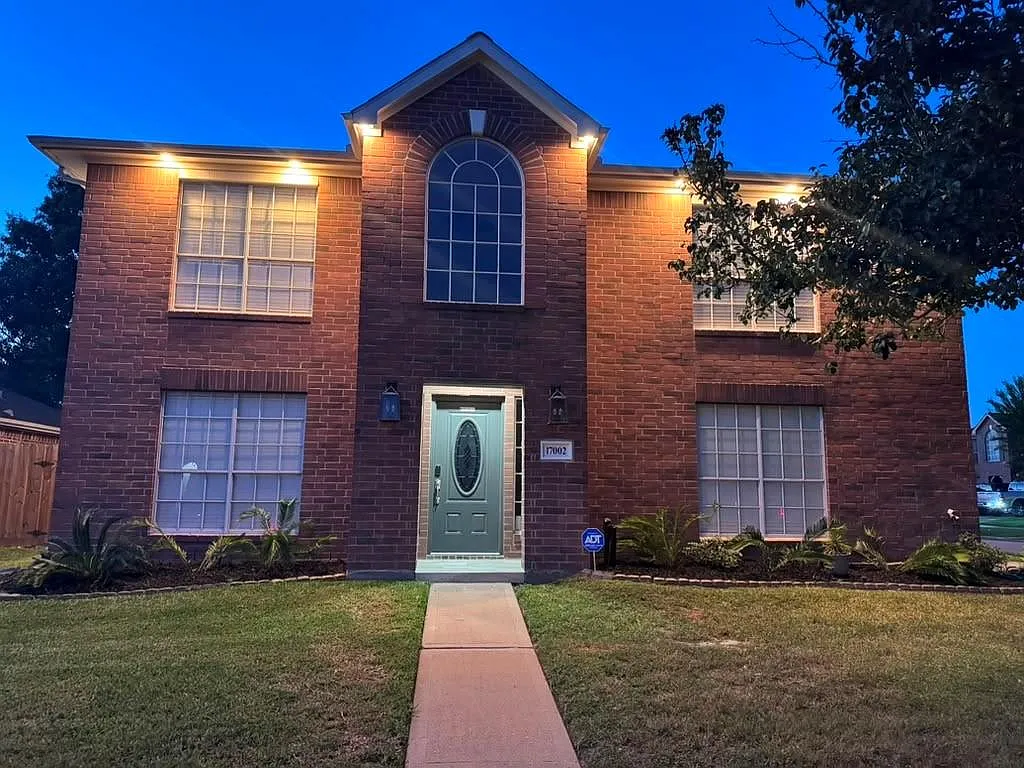 3 bed, 2.5 bath, 2240 sqft, $2,400 — Photo 2