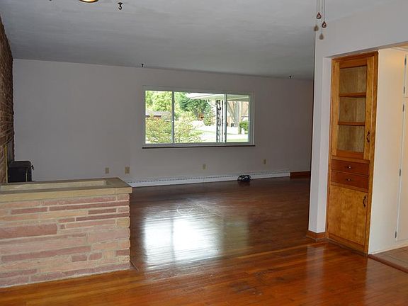 5th image of 596 Green Acres Dr