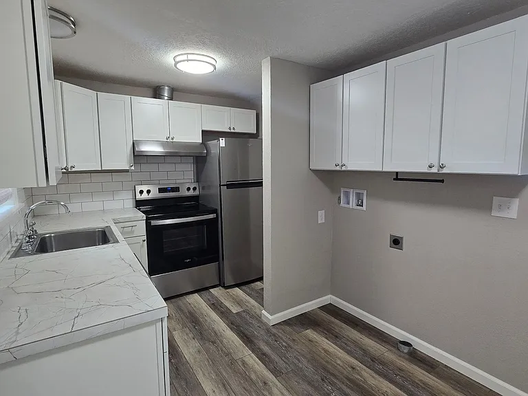 Catalina Apartments — Photo 7