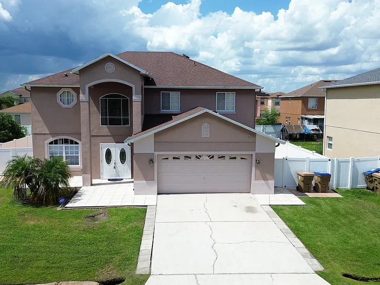 330 Aldershot Ct — Photo 36