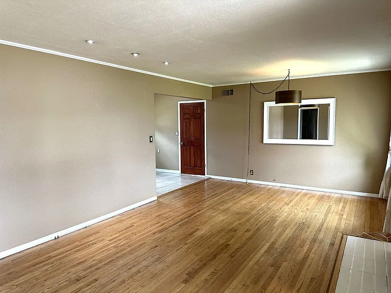 345 N Shattuck Pl — Photo 3