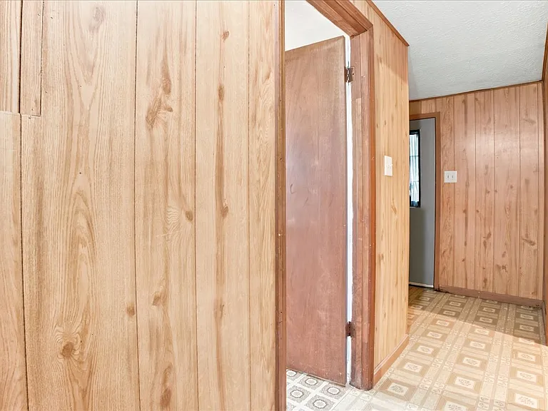 102 Linwood Ct — Photo 40