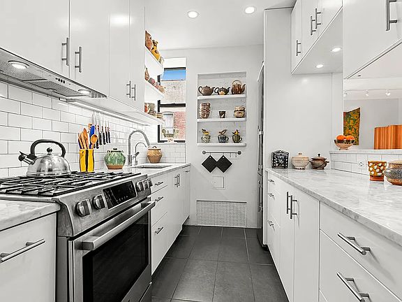 3rd image of 427 Saint Johns Pl APT 4B