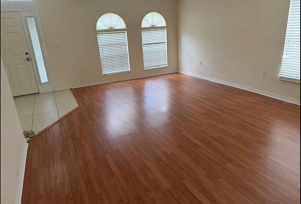4 bed, 2.5 bath, 1978 sqft, $2,400 — Photo 2