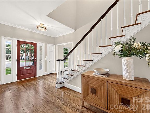 3rd image of 2349 Thetford Ct