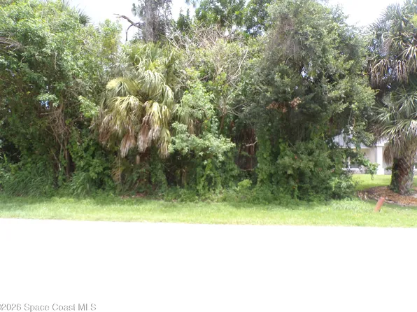 1077 Blossom Dr, Sebastian, FL 32958