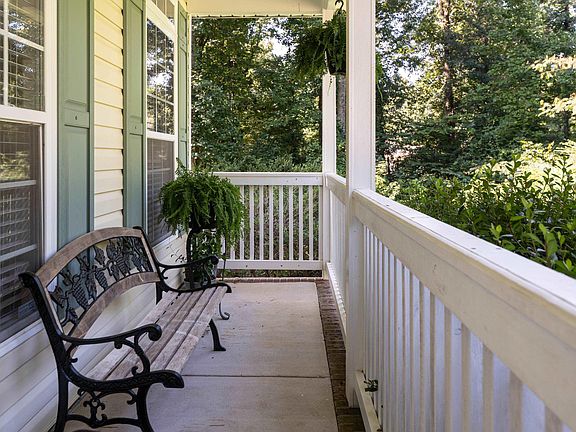 4th image of 216 Holly Ln