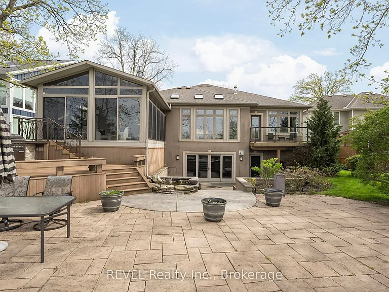661 Clarence St — Photo 45