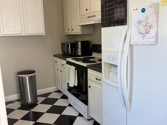 Black and white ceramic tile kitchen