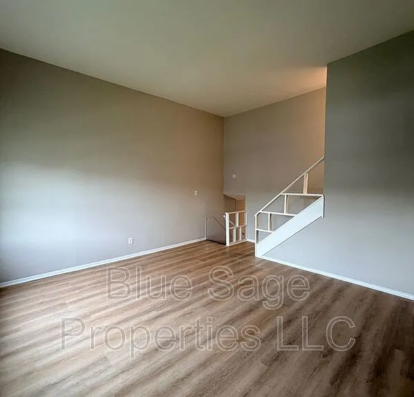 117 Ervin Ave — Photo 2