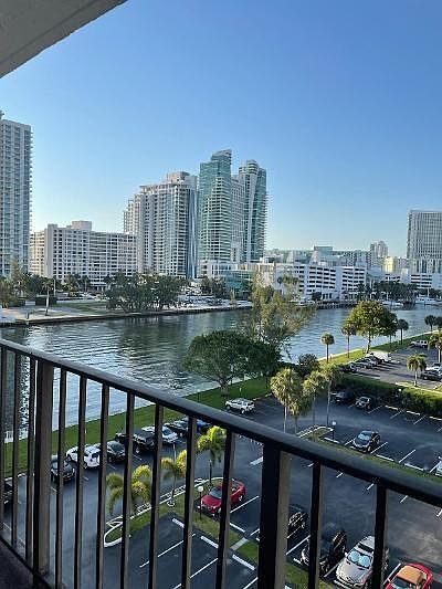 1st image of 800 Parkview Dr APT 811