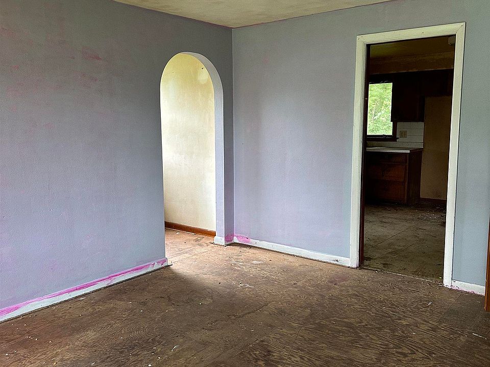 2nd image of 928 S Creve Coeur Ave