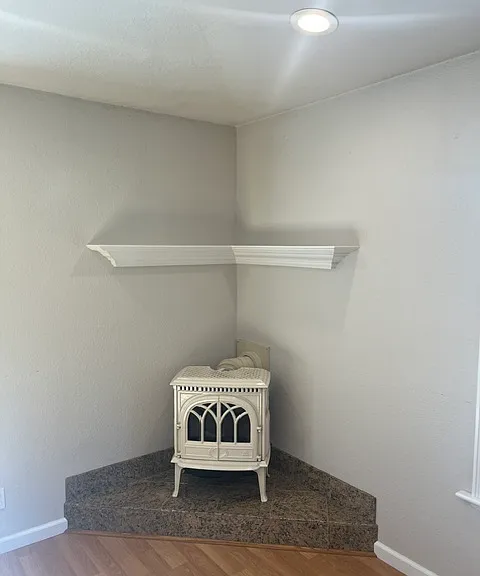 Natural gas powered stove with programable thermostat.