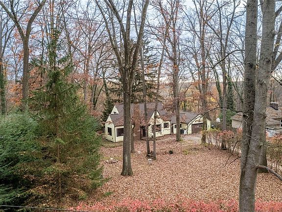3rd image of 2540 Valley View Dr