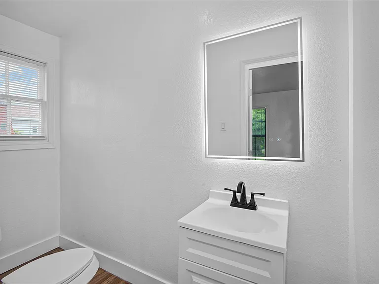 1203 W 6th St — Photo 22