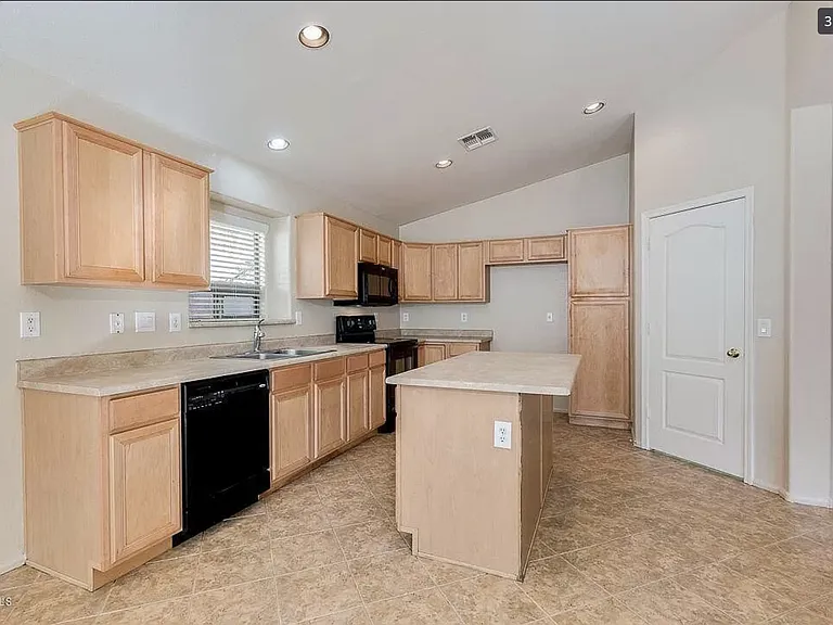 8324 S 48th Dr — Photo 7
