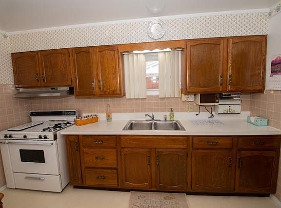 4th image of 1331 Woodbine Way