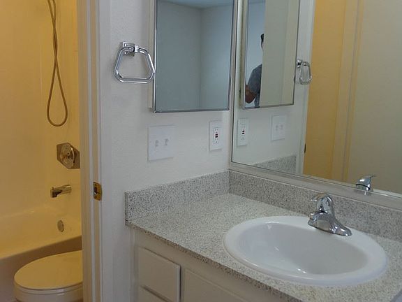 5th image of 4145 Ohio St APT 8