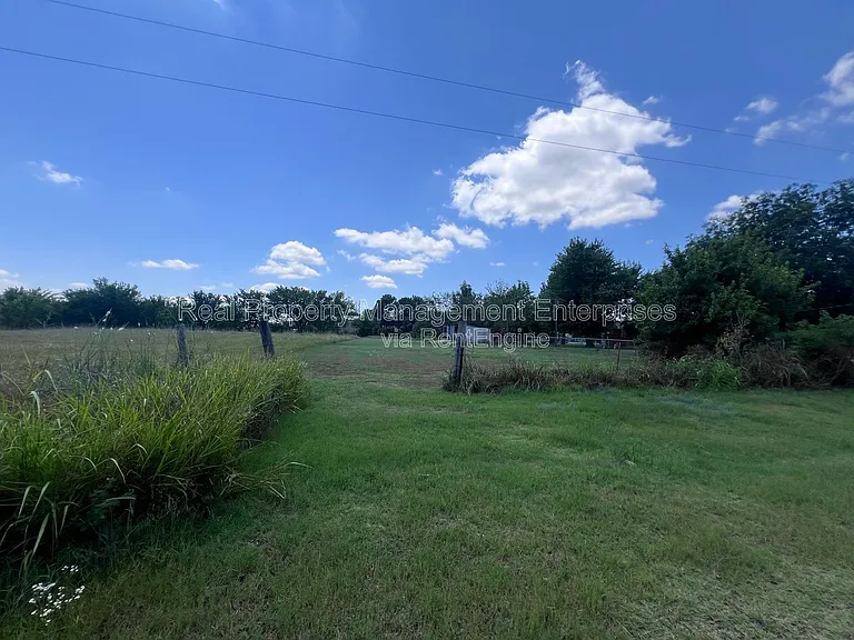204 Wolf Ln — Photo 35