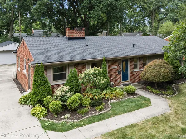 16031 Buckingham Ave, Beverly Hills, MI 48025
