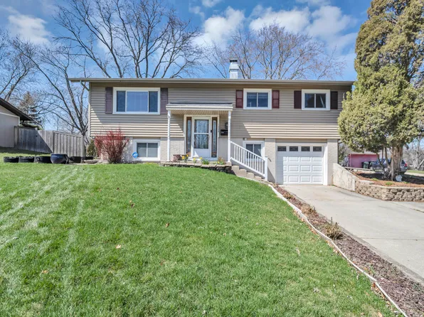 1430 Gentry Rd, Hoffman Estates, IL 60169