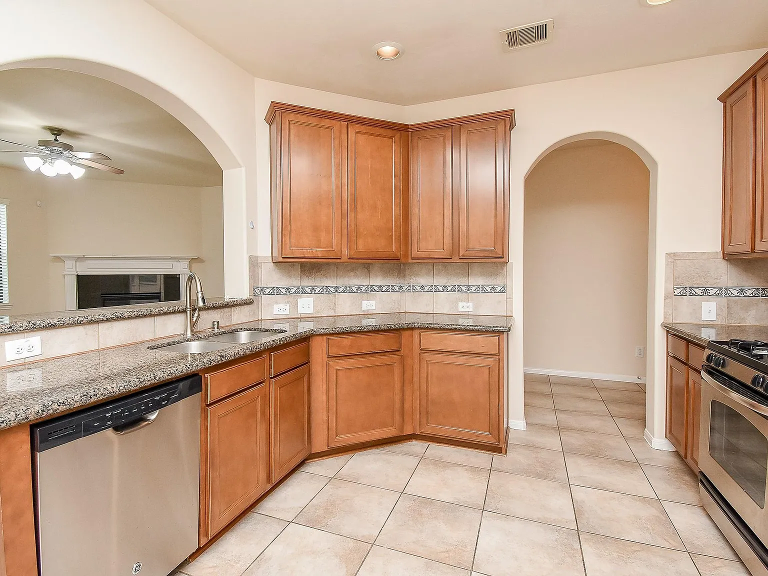 5 bed, 3.5 bath, 2776 sqft, $2,750 — Photo 2