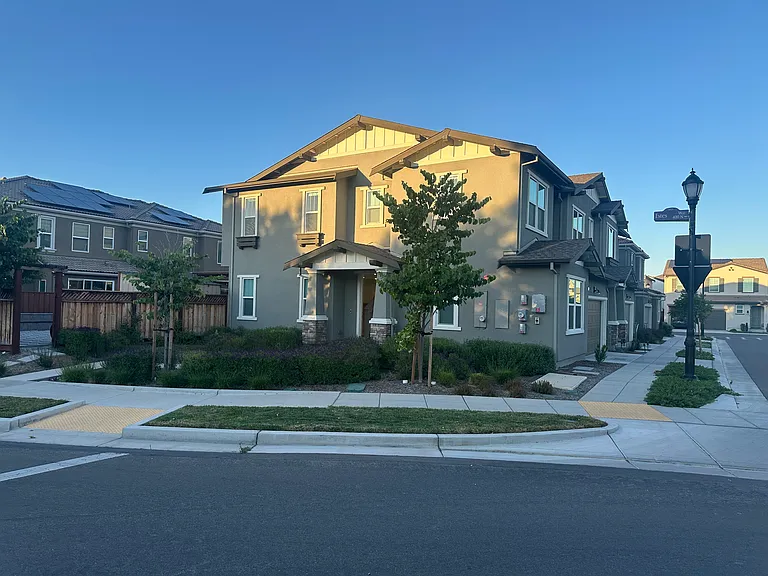 402 N Estes Way — Photo 1