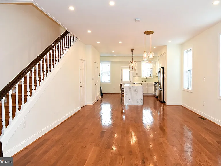 1117 Montello Ave NE — Photo 6