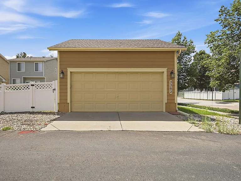 2202 Hanham Dr — Photo 34