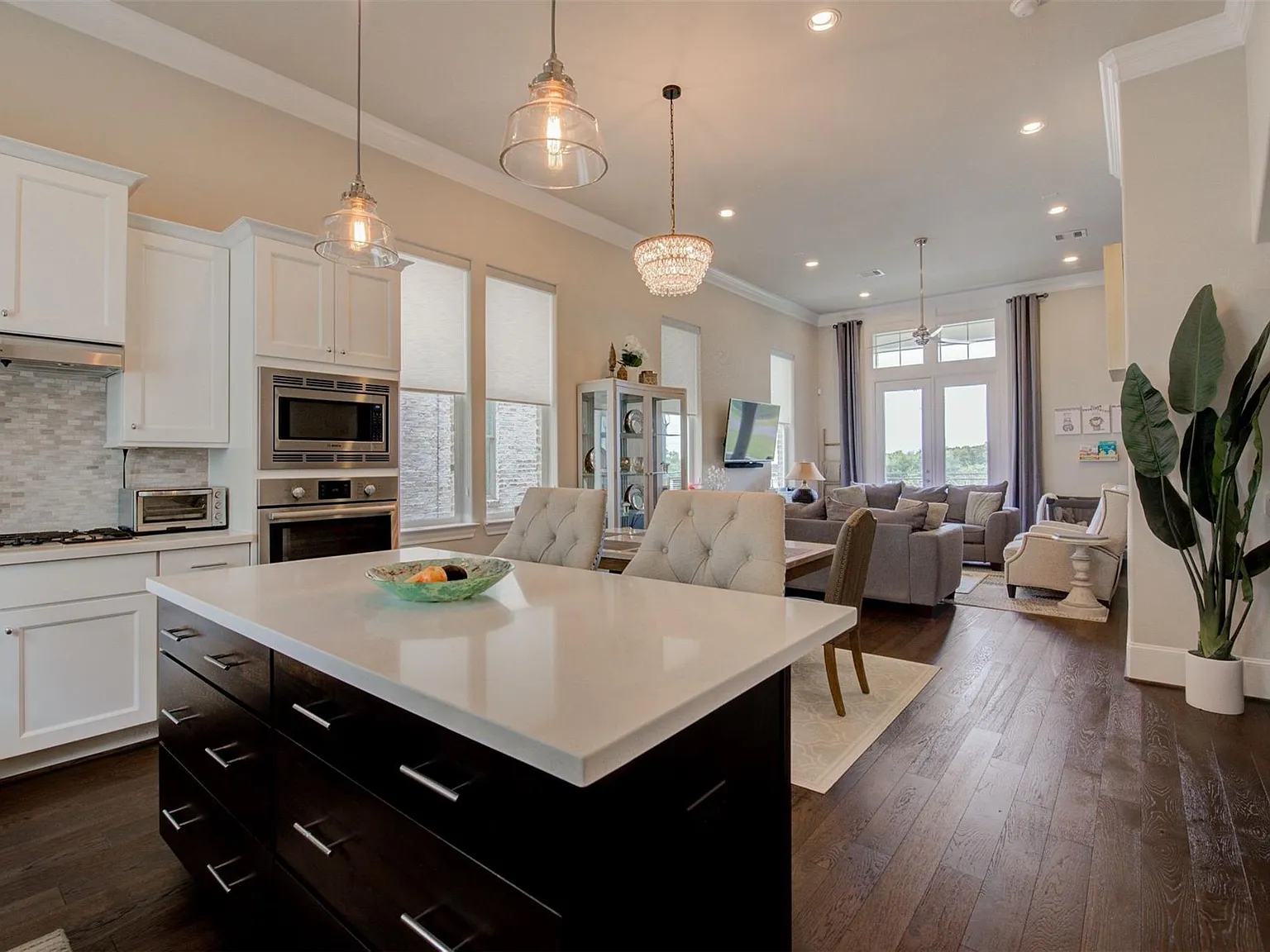 3 bed, 3.5 bath, 1980 sqft, $2,800 — Photo 2