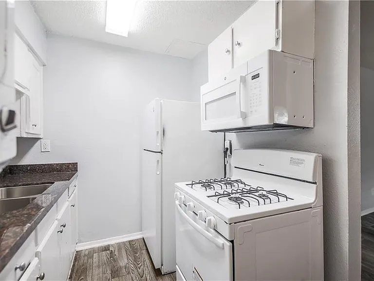 2401 Manor Rd #102 — Photo 9