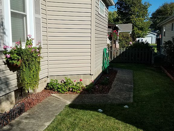 5th image of 581 Cedar St