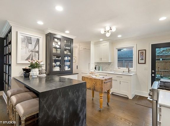 5th image of 501 Edgewood Pl
