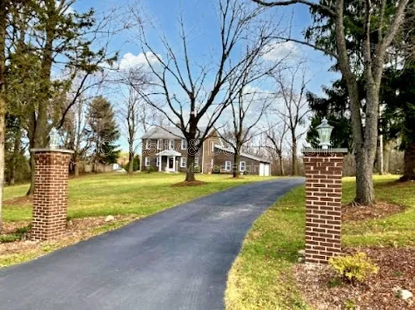 87 W Surrey Ln, Barrington, IL 60010