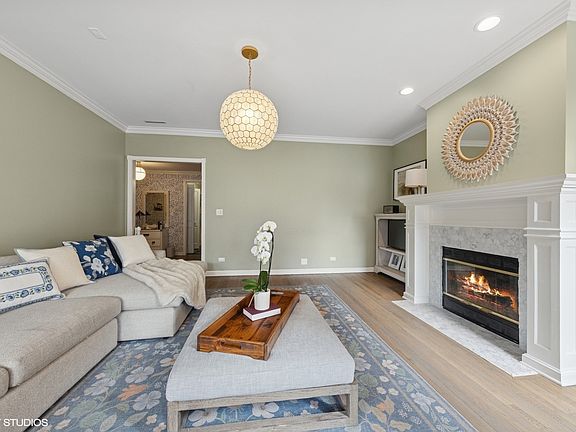 5th image of 438 W Oakdale Ave #2