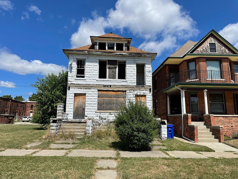 1st image of 223-227 Euclid St E
