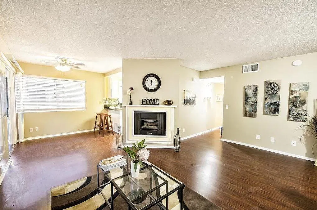 3 bed, 1003 sqft, $3,100 — Photo 2
