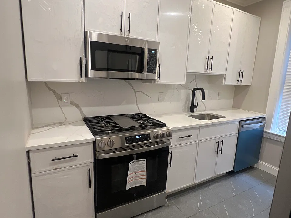 219 Mallory Ave #2