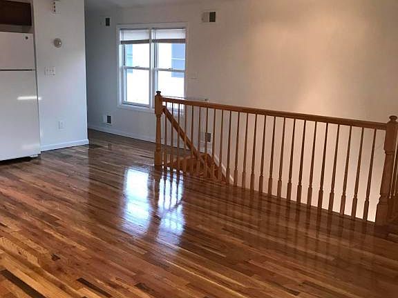 4th image of 419 Medina St